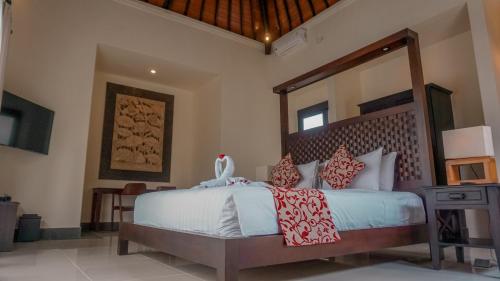 a bedroom with a large bed in a room at Villa Cendrawasih Ubud in Tegalalang