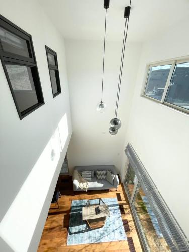 Habitación con escalera y mesa. en 熊本民宿-悠然别苑, en Ozu