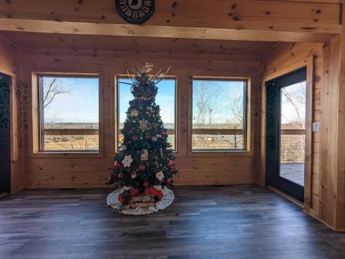 a christmas tree in a room in a cabin at Smoky Lake Retreat cabin in Dandridge