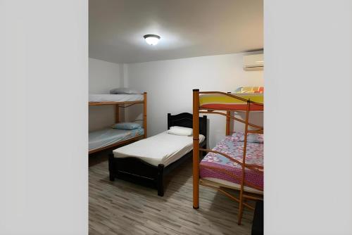 a room with two bunk beds and a table at Apartamento en El Rodadero, Santa Marta in Santa Marta