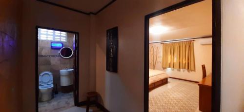 Zimmer mit einem Bad mit WC und einem Bett in der Unterkunft Khaolak 2K Pool Villa in Khao Lak