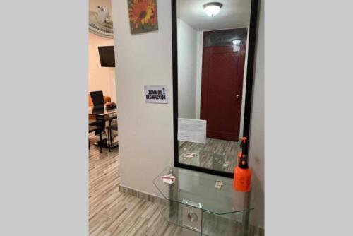 winda ze szklanymi drzwiami w pokoju w obiekcie Apartamento en El Rodadero, Santa Marta w mieście Santa Marta