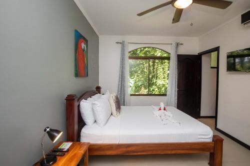 Katil atau katil-katil dalam bilik di Newly Renovated! 3BR House Private Pool near Manuel Antonio