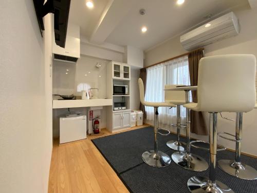 cocina con mesa y sillas en una habitación en Guest House Orange no Kaze - Vacation STAY 94759v en Imabari