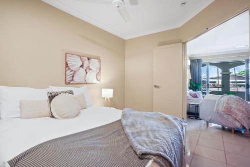 Llit o llits en una habitació de Cairns One Resort Style Living