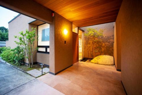 un corridoio vuoto di una casa con un dipinto sul muro di Villa Revo Shizuoka Japan a Makinohara