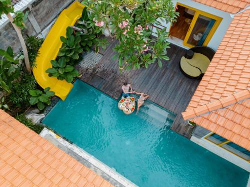 Πισίνα στο ή κοντά στο La Mira Villa Seminyak by Ini Vie Hospitality