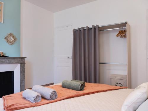 a bedroom with a bed with two pillows on it at ClairChêne - Cosy Centre Parking Spacieux Familial in Verdun