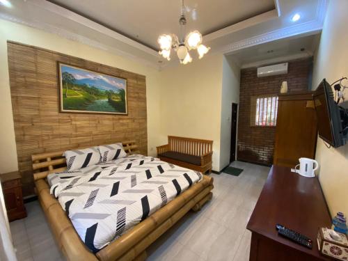 - une chambre avec un grand lit dans l'établissement Homestay Syariah Desa Bahasa, à Magelang