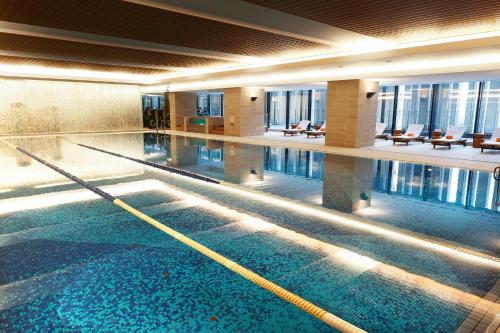 - une grande piscine dans une chambre d'hôtel dans l'établissement InterContinental Hotel Osaka, an IHG Hotel, à Osaka