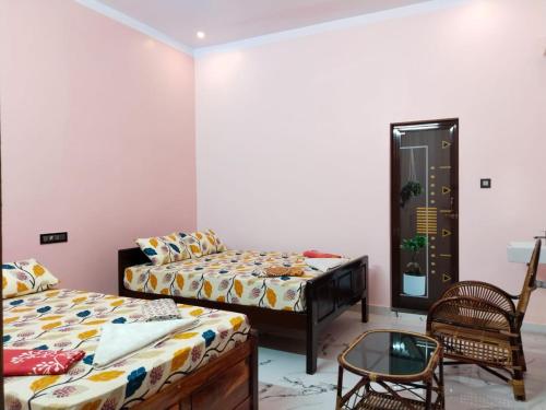 เตียงในห้องที่ Vedhav Residency