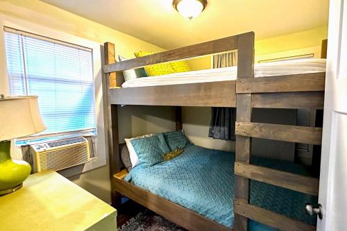 una camera con 2 letti a castello e una scrivania di DeRuyter Lake Lullaby a New Woodstock