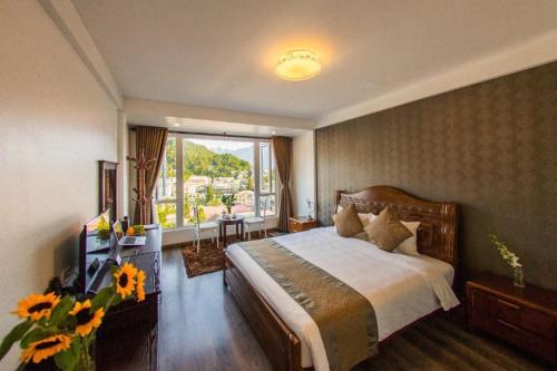 - une chambre avec un grand lit et une grande fenêtre dans l'établissement Thanh Thanh Cozy Oasis Vung Tau, à Xã Thang Tam