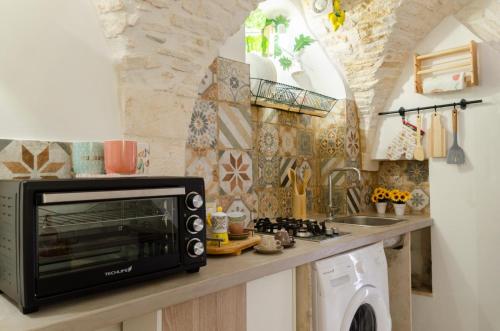 un microondas sentado en una encimera en una cocina en Al bianco nido White Stone apt in Martina Franca, en Martina Franca