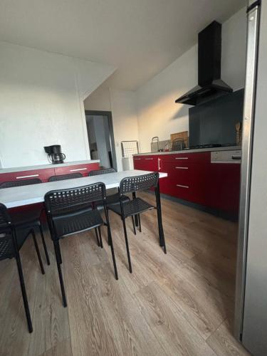 cocina con mesa y sillas en una habitación en Agréable maison de ville avec jardin, en Saint-Dizier
