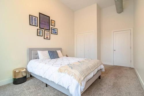 a bedroom with a large bed with white sheets at South Loop 3BR Group Comfort Near Downtown, Grant Park, Soldier Field and McCormick Place in Chicago