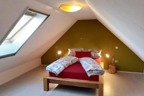 เตียงในห้องที่ Loft Eifel Idylle