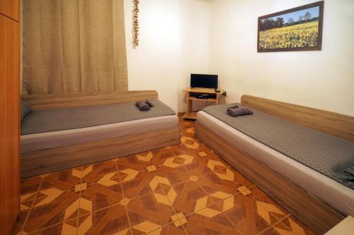 Pokój z dwoma łóżkami i telewizorem w obiekcie Central Halls apartment w mieście Sofia