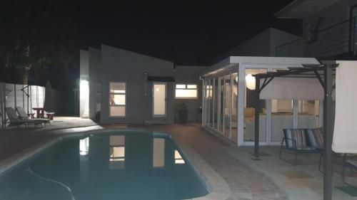 una piscina en una casa por la noche en 51 On Vlei en Ciudad del Cabo