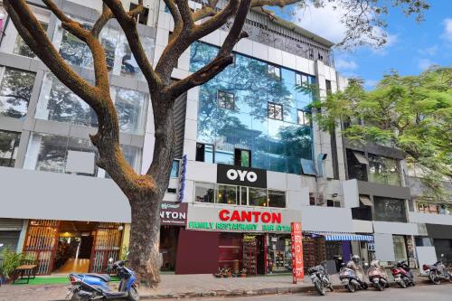 um edifício com motos estacionadas em frente em SPOT ON Canton Lodging And Boarding em Bangalore