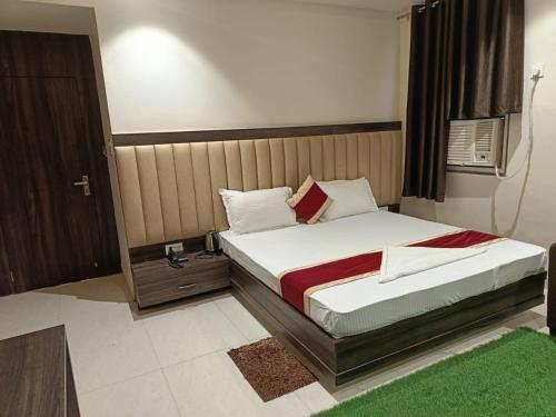 een slaapkamer met een bed in een kamer bij hotel bodhi inn in Gaya