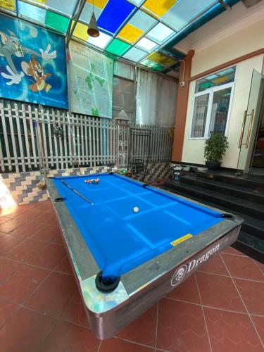a pool table in a room with a ceiling at Voi Hostel in Mèo Vạc