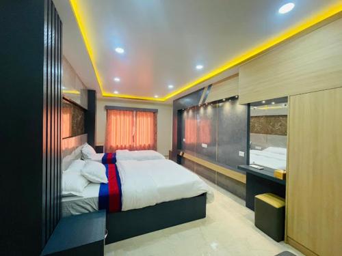 1 Schlafzimmer mit einem großen Bett und einem Badezimmer in der Unterkunft HOTEL RUSKIN in Birtamod