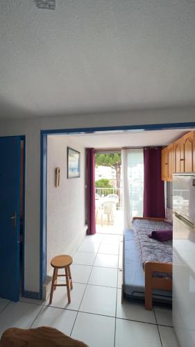 - une chambre avec un lit et une porte donnant sur une terrasse dans l'établissement La terrasse de Gruissan, à Gruissan