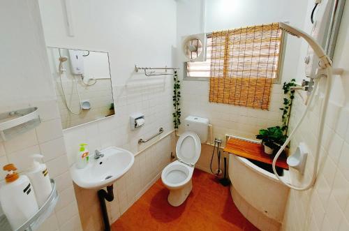 uma casa de banho com um WC e um lavatório em Coz26 Bercham House Spacious Family Suite 14pax 3Parking em Ipoh