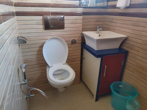 uma casa de banho com um WC e um lavatório em KHUSHI HOTEL & RESTAURANT em Haldwani