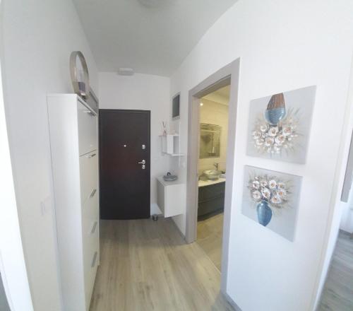 メドゥリンにあるEvitaの白いキッチン(冷蔵庫、シンク付)