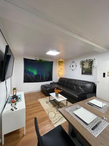 un salon avec un canapé et une table dans l'établissement Newly renovated spacious 2 bedroom unit in HBC #1, à Séoul