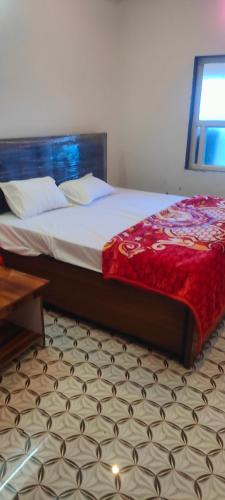 Posteľ alebo postele v izbe v ubytovaní Hotel aradhya