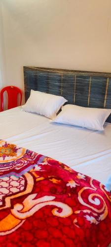 Posteľ alebo postele v izbe v ubytovaní Hotel aradhya