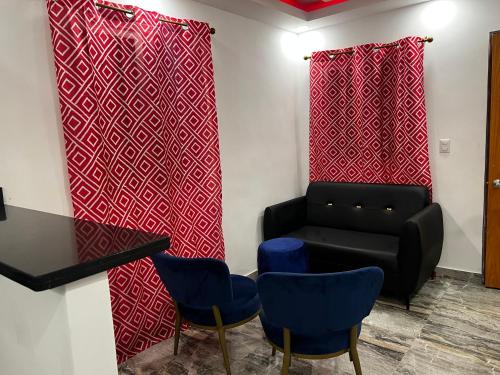 una sala de espera con una silla y un sofá en Acogedor y moderno Spot para parejas!, en Pantoja
