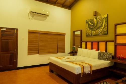 a bedroom with a bed and a window in it at Radawana Wasala Nature Resort in Radawana