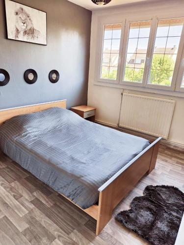 - une chambre avec un grand lit dans une pièce dotée de fenêtres dans l'établissement La Portel'Heurt, à Le Portel