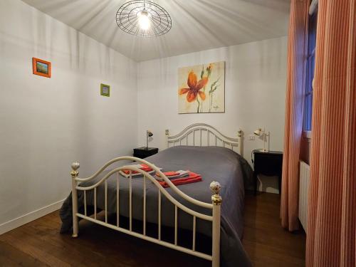 une petite chambre avec un lit et une fenêtre dans l'établissement La maison d’Henri, à Sailly-Flibeaucourt