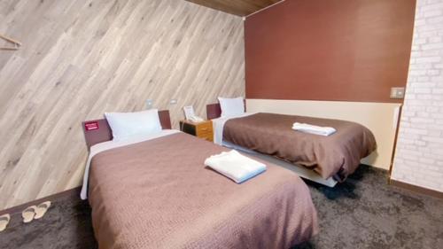 um quarto com duas camas num quarto de hotel em Hotel Select Inn Tsuyama em Tuyama