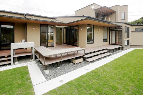 Makinohara的住宿－Villa Revo Shizuoka Japan，一座带甲板和草坪的房屋