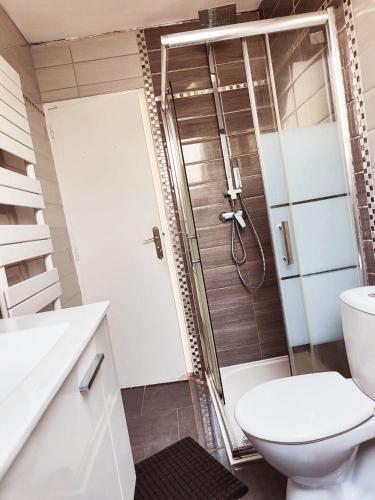 une salle de bain avec toilettes et douche dans l'établissement La Portel'Heurt, à Le Portel