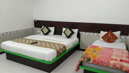 dwa łóżka siedzące obok siebie w pokoju w obiekcie Hotel RJ 15 jaisalmer w mieście Jaisalmer