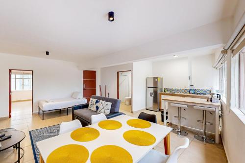 una cucina e un soggiorno con tavolo bianco e giallo di Cadetes 47 #201 a Città del Messico