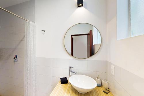 ein Bad mit einem Waschbecken und einem Spiegel in der Unterkunft Cadetes 47 #302 in Mexiko-Stadt
