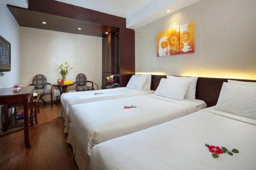 Ein Bett oder Betten in einem Zimmer der Unterkunft Hanoi Dragon Boutique Hotel