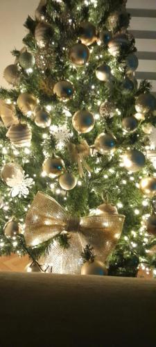 un albero di Natale decorato con decorazioni in oro e argento di Apartman URBAN -1floor a Brčko
