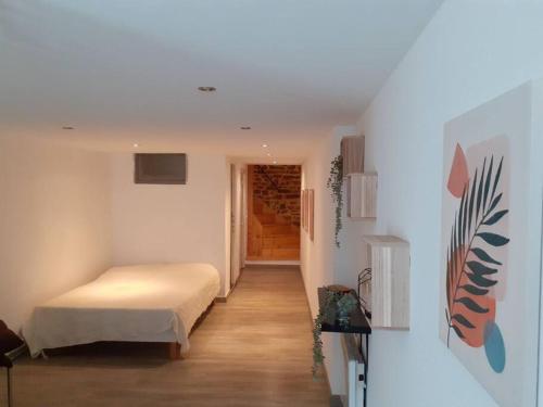 - une petite chambre avec un lit et un couloir dans l'établissement Agréable maison de village avec piscine, à Saint-Hilaire-de-Brethmas