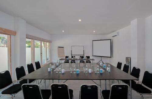 a conference room with a large table and chairs at Myamo Beach Lodge in Jereweh