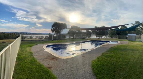 een kleine plas water in het midden van een tuin bij Mansfield Lakeside Caravan Park in Mansfield