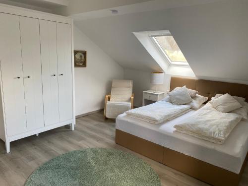 1 dormitorio con 1 cama y tragaluz en Am Kienbusch - Dachgeschoss, en Annweiler am Trifels